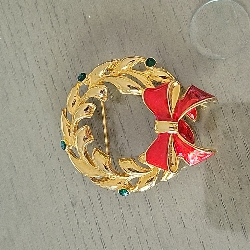 Ali Christmas Wreath Brooch Pin Vintage Red Bow Enamel Gold Tone Green Signed